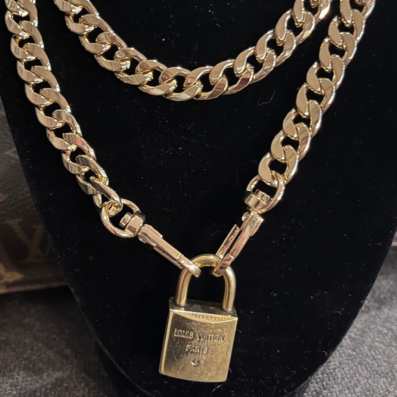 LOUIS VUITTON Pandantif LV XL Necklace White Gold Diamond Q93821